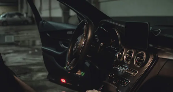 műszaki vizsgára felkészítés Budapesten - autó belső tere a képen