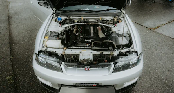 műszaki vizsga időpontfoglalás Budapesten - autó motortere a képen