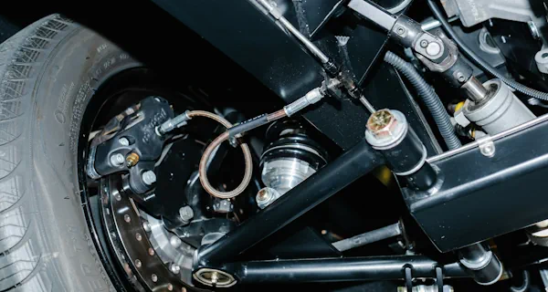 műszaki vizsga Budapesten - autó futóműve a képen